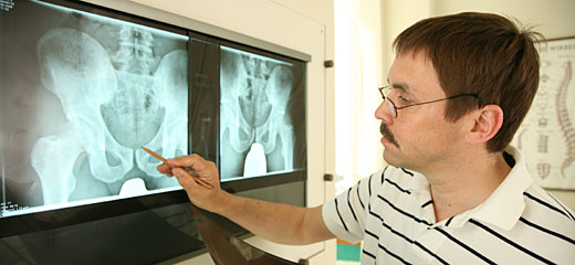 Dr. Jens Krüger, Spezialist für Schambeinentzündung, hat bereits zahlreiche Sportler - Fußballer, Handballer, Basketballer, Läufer - behandelt Dr. Jens Krüger, Spezialist für Schambeinentzündung
